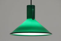 北欧より買い付けた、Holmgaard社製ビンテージランプです。Holmgaard社のペンダントライトの中でも人気の「P&T PENDEL」シリーズで内と外側の2層の色味が特徴的です。消灯&点灯時にそれぞれ違った表情を見せてくれる素敵なデザインです。