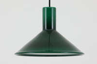 北欧より買い付けた、Holmgaard社製ビンテージランプです。Holmgaard社のペンダントライトの中でも人気の「P&T PENDEL」シリーズで内と外側の2層の色味が特徴的です。消灯&点灯時にそれぞれ違った表情を見せてくれる素敵なデザインです。