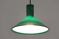 北欧より買い付けた、Holmgaard社製ビンテージランプです。Holmgaard社のペンダントライトの中でも人気の「P&T PENDEL」シリーズで内と外側の2層の色味が特徴的です。消灯&点灯時にそれぞれ違った表情を見せてくれる素敵なデザインです。