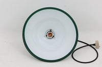 北欧より買い付けた、Holmgaard社製ビンテージランプです。Holmgaard社のペンダントライトの中でも人気の「P&T PENDEL」シリーズで内と外側の2層の色味が特徴的です。消灯&点灯時にそれぞれ違った表情を見せてくれる素敵なデザインです。