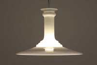 北欧より買い付けたペンダントライトです。「mYTHOS」は、ギリシャ語で「神話」や「物語」を意味します。その名前にふさわしく、洗練された美しさと普遍的なデザインが特徴の照明で、リビングルームやダイニングルームなどの広い空間にぴったりです。空間の中心に配置するだけで、注目を集める存在感を放ち、ホルムガード社ならではの厚みのあるガラスは、どの角度から見ても美しい光景を作り出します。