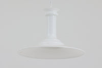 北欧より買い付けたペンダントライトです。「mYTHOS」は、ギリシャ語で「神話」や「物語」を意味します。その名前にふさわしく、洗練された美しさと普遍的なデザインが特徴の照明で、リビングルームやダイニングルームなどの広い空間にぴったりです。空間の中心に配置するだけで、注目を集める存在感を放ち、ホルムガード社ならではの厚みのあるガラスは、どの角度から見ても美しい光景を作り出します。