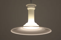 北欧より買い付けたペンダントライトです。「mYTHOS」は、ギリシャ語で「神話」や「物語」を意味します。その名前にふさわしく、洗練された美しさと普遍的なデザインが特徴の照明で、リビングルームやダイニングルームなどの広い空間にぴったりです。空間の中心に配置するだけで、注目を集める存在感を放ち、ホルムガード社ならではの厚みのあるガラスは、どの角度から見ても美しい光景を作り出します。