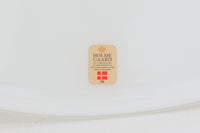 北欧より買い付けたペンダントライトです。「mYTHOS」は、ギリシャ語で「神話」や「物語」を意味します。その名前にふさわしく、洗練された美しさと普遍的なデザインが特徴の照明で、リビングルームやダイニングルームなどの広い空間にぴったりです。空間の中心に配置するだけで、注目を集める存在感を放ち、ホルムガード社ならではの厚みのあるガラスは、どの角度から見ても美しい光景を作り出します。