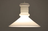 北欧より買い付けた、Holmgaard社製(現Royal Copenhagen)ビンテージランプです。現在は照明製品が作成されておらず希少価値の高いものとなっております。厚みのあるオパールガラスが使用されている「Apoteker」シリーズです。天井から吊るすだけでお部屋を可愛く演出してくれそうです。