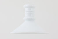 北欧より買い付けた、Holmgaard社製(現Royal Copenhagen)ビンテージランプです。現在は照明製品が作成されておらず希少価値の高いものとなっております。厚みのあるオパールガラスが使用されている「Apoteker」シリーズです。天井から吊るすだけでお部屋を可愛く演出してくれそうです。