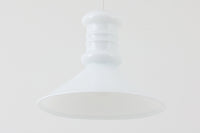 北欧より買い付けた、Holmgaard社製(現Royal Copenhagen)ビンテージランプです。現在は照明製品が作成されておらず希少価値の高いものとなっております。厚みのあるオパールガラスが使用されている「Apoteker」シリーズです。天井から吊るすだけでお部屋を可愛く演出してくれそうです。