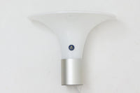 北欧より買い付けました。michael Bangを代表する「mandarin」の中で珍しい壁掛けタイプです。2展開のサイズ展開があった様ですが、こちらは小さいサイズの物。乳白色ガラスならではの優しい光が魅力的です。