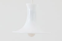 北欧より買い付けたHolmgaard社製のヴィンテージランプです。mandarinシリーズの中でも最も小ぶりな、直径18cmのSサイズモデルとなります。乳白色のガラスが美しく、清潔感が漂います。小型ペンダントライトは、廊下やエントランス、洗面台の上など、さまざまな場所に柔軟に対応できるのが特徴です。