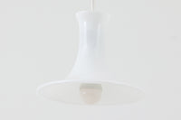 北欧より買い付けたHolmgaard社製のヴィンテージランプです。mandarinシリーズの中でも最も小ぶりな、直径18cmのSサイズモデルとなります。乳白色のガラスが美しく、清潔感が漂います。小型ペンダントライトは、廊下やエントランス、洗面台の上など、さまざまな場所に柔軟に対応できるのが特徴です。