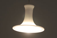 北欧より買い付けたHolmgaard社製のヴィンテージランプです。mandarinシリーズの中でも最も小ぶりな、直径18cmのSサイズモデルとなります。乳白色のガラスが美しく、清潔感が漂います。小型ペンダントライトは、廊下やエントランス、洗面台の上など、さまざまな場所に柔軟に対応できるのが特徴です。