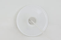 北欧より買い付けたHolmgaard社製のヴィンテージランプです。mandarinシリーズの中でも最も小ぶりな、直径18cmのSサイズモデルとなります。乳白色のガラスが美しく、清潔感が漂います。小型ペンダントライトは、廊下やエントランス、洗面台の上など、さまざまな場所に柔軟に対応できるのが特徴です。