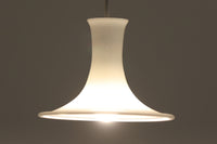 北欧より買い付けたHolmgaard社製のヴィンテージランプです。mandarinシリーズの中でも最も小ぶりな、直径18cmのSサイズモデルとなります。乳白色のガラスが美しく、清潔感が漂います。小型ペンダントライトは、廊下やエントランス、洗面台の上など、さまざまな場所に柔軟に対応できるのが特徴です。