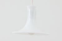 北欧より買い付けたHolmgaard社製のヴィンテージランプです。mandarinシリーズの中でも最も小ぶりな、直径18cmのSサイズモデルとなります。乳白色のガラスが美しく、清潔感が漂います。小型ペンダントライトは、廊下やエントランス、洗面台の上など、さまざまな場所に柔軟に対応できるのが特徴です。