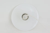 北欧より買い付けたHolmgaard社製のヴィンテージランプです。mandarinシリーズの中でも最も小ぶりな、直径18cmのSサイズモデルとなります。乳白色のガラスが美しく、清潔感が漂います。小型ペンダントライトは、廊下やエントランス、洗面台の上など、さまざまな場所に柔軟に対応できるのが特徴です。