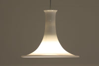 北欧より買い付けたHolmgaard社製のヴィンテージランプです。mandarinシリーズの中でも大型な、直径30cmのLサイズモデルとなります。乳白色のガラスが美しく、清潔感が漂います。小型ペンダントライトは、廊下やエントランス、洗面台の上など、さまざまな場所に柔軟に対応できるのが特徴です。