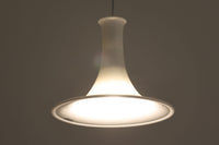 北欧より買い付けたHolmgaard社製のヴィンテージランプです。mandarinシリーズの中でも大型な、直径30cmのLサイズモデルとなります。乳白色のガラスが美しく、清潔感が漂います。小型ペンダントライトは、廊下やエントランス、洗面台の上など、さまざまな場所に柔軟に対応できるのが特徴です。