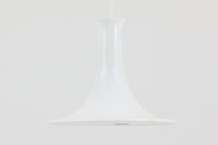 北欧より買い付けたHolmgaard社製のヴィンテージランプです。mandarinシリーズの中でも大型な、直径30cmのLサイズモデルとなります。乳白色のガラスが美しく、清潔感が漂います。小型ペンダントライトは、廊下やエントランス、洗面台の上など、さまざまな場所に柔軟に対応できるのが特徴です。