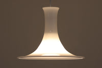 北欧より買い付けたHolmgaard社製のヴィンテージランプです。mandarinシリーズの中でも大型な、直径30cmのLサイズモデルとなります。乳白色のガラスが美しく、清潔感が漂います。リビングやダイニングの空間にぴったりの存在感を持ちながらも、北欧デザインならではのシンプルさが、さまざまなインテリアスタイルに調和します。