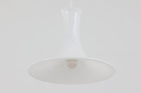 北欧より買い付けたHolmgaard社製のヴィンテージランプです。mandarinシリーズの中でも大型な、直径30cmのLサイズモデルとなります。乳白色のガラスが美しく、清潔感が漂います。リビングやダイニングの空間にぴったりの存在感を持ちながらも、北欧デザインならではのシンプルさが、さまざまなインテリアスタイルに調和します。