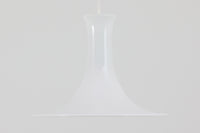 北欧より買い付けたHolmgaard社製のヴィンテージランプです。mandarinシリーズの中でも大型な、直径30cmのLサイズモデルとなります。乳白色のガラスが美しく、清潔感が漂います。リビングやダイニングの空間にぴったりの存在感を持ちながらも、北欧デザインならではのシンプルさが、さまざまなインテリアスタイルに調和します。