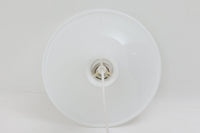 北欧より買い付けたHolmgaard社製のヴィンテージランプです。mandarinシリーズの中でも大型な、直径30cmのLサイズモデルとなります。乳白色のガラスが美しく、清潔感が漂います。リビングやダイニングの空間にぴったりの存在感を持ちながらも、北欧デザインならではのシンプルさが、さまざまなインテリアスタイルに調和します。