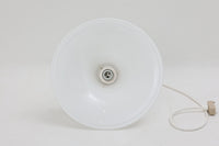 北欧より買い付けたHolmgaard社製のヴィンテージランプです。mandarinシリーズの中でも大型な、直径30cmのLサイズモデルとなります。乳白色のガラスが美しく、清潔感が漂います。リビングやダイニングの空間にぴったりの存在感を持ちながらも、北欧デザインならではのシンプルさが、さまざまなインテリアスタイルに調和します。