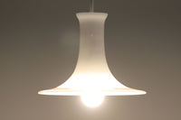 北欧より買い付けたHolmgaard社製のヴィンテージランプです。mandarinシリーズの中でも最も小ぶりな、直径18cmのSサイズモデルとなります。乳白色のガラスが美しく、清潔感が漂います。小型ペンダントライトは、廊下やエントランス、洗面台の上など、さまざまな場所に柔軟に対応できるのが特徴です。