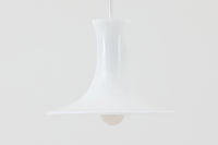 北欧より買い付けたHolmgaard社製のヴィンテージランプです。mandarinシリーズの中でも最も小ぶりな、直径18cmのSサイズモデルとなります。乳白色のガラスが美しく、清潔感が漂います。小型ペンダントライトは、廊下やエントランス、洗面台の上など、さまざまな場所に柔軟に対応できるのが特徴です。