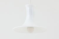 北欧より買い付けたHolmgaard社製のヴィンテージランプです。mandarinシリーズの中でも最も小ぶりな、直径18cmのSサイズモデルとなります。乳白色のガラスが美しく、清潔感が漂います。小型ペンダントライトは、廊下やエントランス、洗面台の上など、さまざまな場所に柔軟に対応できるのが特徴です。