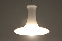 北欧より買い付けたHolmgaard社製のヴィンテージランプです。mandarinシリーズの中でも最も小ぶりな、直径18cmのSサイズモデルとなります。乳白色のガラスが美しく、清潔感が漂います。小型ペンダントライトは、廊下やエントランス、洗面台の上など、さまざまな場所に柔軟に対応できるのが特徴です。