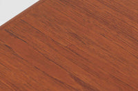 北欧より買い付けたエクステンションダイニングテーブルです。良質なチーク材が使用されており、その美しい木目が際立っています。天板は用途に応じて簡単に広げることができ、非常に便利です。また、片側のみ拡張板を広げて使用することも可能です。少し使用感が見受けられますが、価格にはその点を考慮しています。メンテナンスが施されており、全体的に綺麗な状態です。