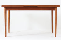 北欧より買い付けたエクステンションダイニングテーブルです。良質なチーク材が使用されており、その美しい木目が際立っています。天板は用途に応じて簡単に広げることができ、非常に便利です。また、片側のみ拡張板を広げて使用することも可能です。少し使用感が見受けられますが、価格にはその点を考慮しています。メンテナンスが施されており、全体的に綺麗な状態です。