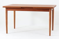 北欧より買い付けたエクステンションダイニングテーブルです。良質なチーク材が使用されており、その美しい木目が際立っています。天板は用途に応じて簡単に広げることができ、非常に便利です。また、片側のみ拡張板を広げて使用することも可能です。少し使用感が見受けられますが、価格にはその点を考慮しています。メンテナンスが施されており、全体的に綺麗な状態です。