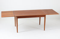 北欧より買い付けたエクステンションダイニングテーブルです。良質なチーク材が使用されており、その美しい木目が際立っています。天板は用途に応じて簡単に広げることができ、非常に便利です。また、片側のみ拡張板を広げて使用することも可能です。少し使用感が見受けられますが、価格にはその点を考慮しています。メンテナンスが施されており、全体的に綺麗な状態です。