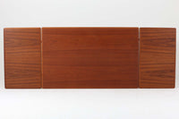 北欧より買い付けたエクステンションダイニングテーブルです。良質なチーク材が使用されており、その美しい木目が際立っています。天板は用途に応じて簡単に広げることができ、非常に便利です。また、片側のみ拡張板を広げて使用することも可能です。少し使用感が見受けられますが、価格にはその点を考慮しています。メンテナンスが施されており、全体的に綺麗な状態です。