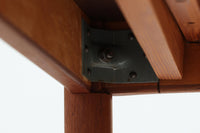 北欧より買い付けたエクステンションダイニングテーブルです。良質なチーク材が使用されており、その美しい木目が際立っています。天板は用途に応じて簡単に広げることができ、非常に便利です。また、片側のみ拡張板を広げて使用することも可能です。少し使用感が見受けられますが、価格にはその点を考慮しています。メンテナンスが施されており、全体的に綺麗な状態です。