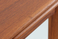 北欧より買い付けたエクステンションダイニングテーブルです。良質なチーク材が使用されており、その美しい木目が際立っています。天板は用途に応じて簡単に広げることができ、非常に便利です。また、片側のみ拡張板を広げて使用することも可能です。少し使用感が見受けられますが、価格にはその点を考慮しています。メンテナンスが施されており、全体的に綺麗な状態です。