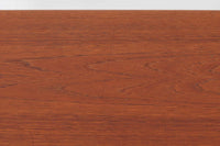 北欧より買い付けたエクステンションダイニングテーブルです。良質なチーク材が使用されており、その美しい木目が際立っています。天板は用途に応じて簡単に広げることができ、非常に便利です。また、片側のみ拡張板を広げて使用することも可能です。少し使用感が見受けられますが、価格にはその点を考慮しています。メンテナンスが施されており、全体的に綺麗な状態です。