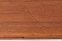 北欧より買い付けたエクステンションダイニングテーブルです。良質なチーク材が使用されており、その美しい木目が際立っています。天板は用途に応じて簡単に広げることができ、非常に便利です。また、片側のみ拡張板を広げて使用することも可能です。少し使用感が見受けられますが、価格にはその点を考慮しています。メンテナンスが施されており、全体的に綺麗な状態です。