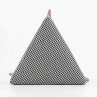 デンマーク製スツールです。3本脚の軽やかなフォルムに、チーク材の温もりが感じられる北欧ビンテージらしい佇まいが魅力です。三角形の座面は座り心地を考慮した絶妙な曲面で構成され、張地は千鳥格子柄のファブリックで仕上げました。玄関や寝室の補助椅子としてはもちろん、オットマンとしても活躍します。経年により深みを増したチーク材の脚が空間に上品な印象を与える一脚です。