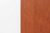 Poul Hundevadによってデザインされたサイドボードです。北欧から買い付けたもので、良質なチーク材が使用されており、優しい雰囲気が漂います。Hundevad自身の家具工房、Hundevad&Co.によって製造されています。デンマークの厳しい品質基準を満たした「DANISH FURNITUREmAKE'S CONTROL」の刻印が施されています。小引き出しと高さ調整が可能な棚板が備わっており、使い勝手も良好です。