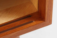 Poul Hundevadによってデザインされたサイドボードです。北欧から買い付けたもので、良質なチーク材が使用されており、優しい雰囲気が漂います。Hundevad自身の家具工房、Hundevad&Co.によって製造されています。デンマークの厳しい品質基準を満たした「DANISH FURNITUREmAKE'S CONTROL」の刻印が施されています。小引き出しと高さ調整が可能な棚板が備わっており、使い勝手も良好です。