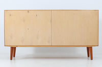 Poul Hundevadによってデザインされたサイドボードです。北欧から買い付けたもので、良質なチーク材が使用されており、優しい雰囲気が漂います。Hundevad自身の家具工房、Hundevad&Co.によって製造されています。デンマークの厳しい品質基準を満たした「DANISH FURNITUREmAKE'S CONTROL」の刻印が施されています。小引き出しと高さ調整が可能な棚板が備わっており、使い勝手も良好です。