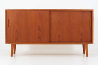 Poul Hundevadによってデザインされたサイドボードです。北欧から買い付けたもので、良質なチーク材が使用されており、優しい雰囲気が漂います。Hundevad自身の家具工房、Hundevad&Co.によって製造されています。デンマークの厳しい品質基準を満たした「DANISH FURNITUREmAKE'S CONTROL」の刻印が施されています。小引き出しと高さ調整が可能な棚板が備わっており、使い勝手も良好です。