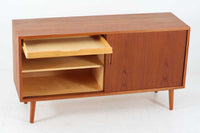 Poul Hundevadによってデザインされたサイドボードです。北欧から買い付けたもので、良質なチーク材が使用されており、優しい雰囲気が漂います。Hundevad自身の家具工房、Hundevad&Co.によって製造されています。デンマークの厳しい品質基準を満たした「DANISH FURNITUREmAKE'S CONTROL」の刻印が施されています。小引き出しと高さ調整が可能な棚板が備わっており、使い勝手も良好です。