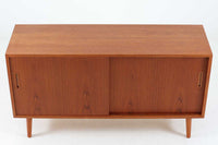 Poul Hundevadによってデザインされたサイドボードです。北欧から買い付けたもので、良質なチーク材が使用されており、優しい雰囲気が漂います。Hundevad自身の家具工房、Hundevad&Co.によって製造されています。デンマークの厳しい品質基準を満たした「DANISH FURNITUREmAKE'S CONTROL」の刻印が施されています。小引き出しと高さ調整が可能な棚板が備わっており、使い勝手も良好です。