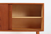 Poul Hundevadによってデザインされたサイドボードです。北欧から買い付けたもので、良質なチーク材が使用されており、優しい雰囲気が漂います。Hundevad自身の家具工房、Hundevad&Co.によって製造されています。デンマークの厳しい品質基準を満たした「DANISH FURNITUREmAKE'S CONTROL」の刻印が施されています。小引き出しと高さ調整が可能な棚板が備わっており、使い勝手も良好です。