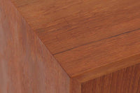 Poul Hundevadによってデザインされたサイドボードです。北欧から買い付けたもので、良質なチーク材が使用されており、優しい雰囲気が漂います。Hundevad自身の家具工房、Hundevad&Co.によって製造されています。デンマークの厳しい品質基準を満たした「DANISH FURNITUREmAKE'S CONTROL」の刻印が施されています。小引き出しと高さ調整が可能な棚板が備わっており、使い勝手も良好です。