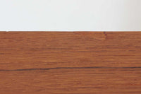 Poul Hundevadによってデザインされたサイドボードです。北欧から買い付けたもので、良質なチーク材が使用されており、優しい雰囲気が漂います。Hundevad自身の家具工房、Hundevad&Co.によって製造されています。デンマークの厳しい品質基準を満たした「DANISH FURNITUREmAKE'S CONTROL」の刻印が施されています。小引き出しと高さ調整が可能な棚板が備わっており、使い勝手も良好です。